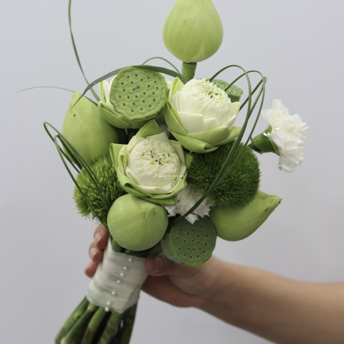 Bó Hoa Cầm Tay Sen Trắng