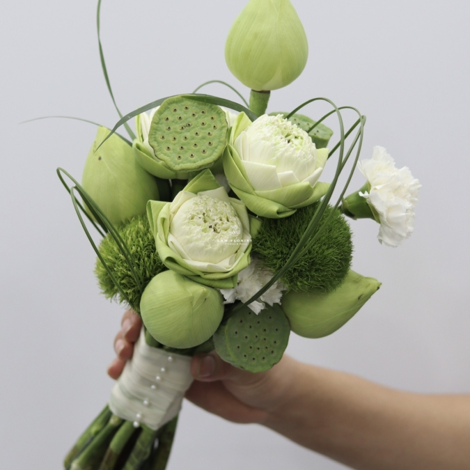 Bó Hoa Cầm Tay Sen Trắng