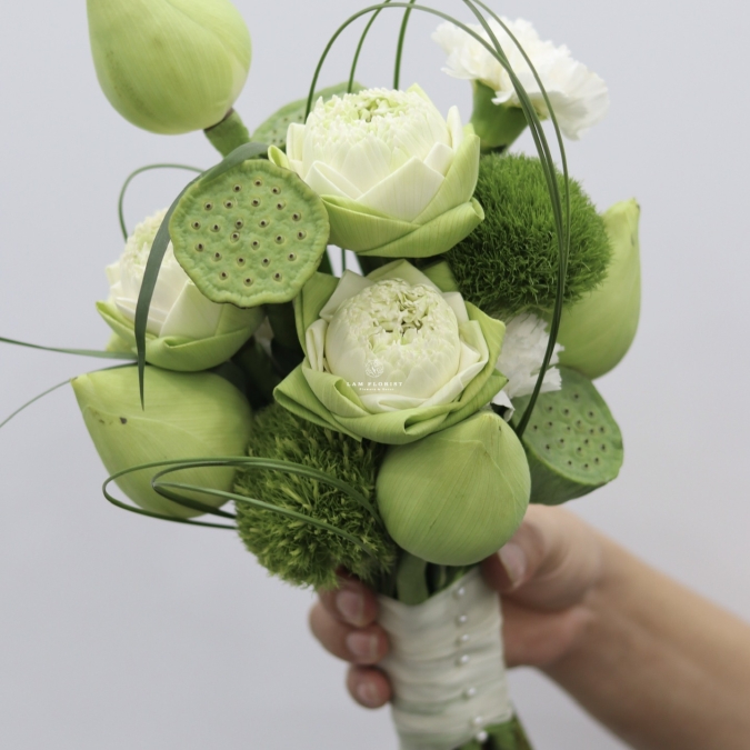 Bó Hoa Cầm Tay Sen Trắng