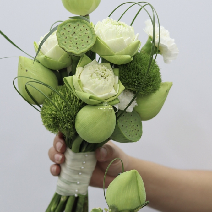 Bó Hoa Cầm Tay Sen Trắng