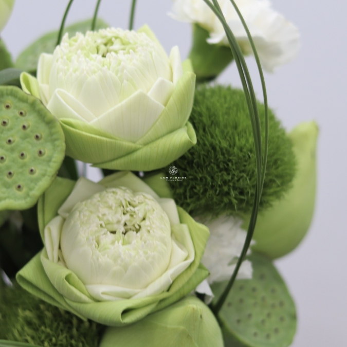Bó Hoa Cầm Tay Sen Trắng