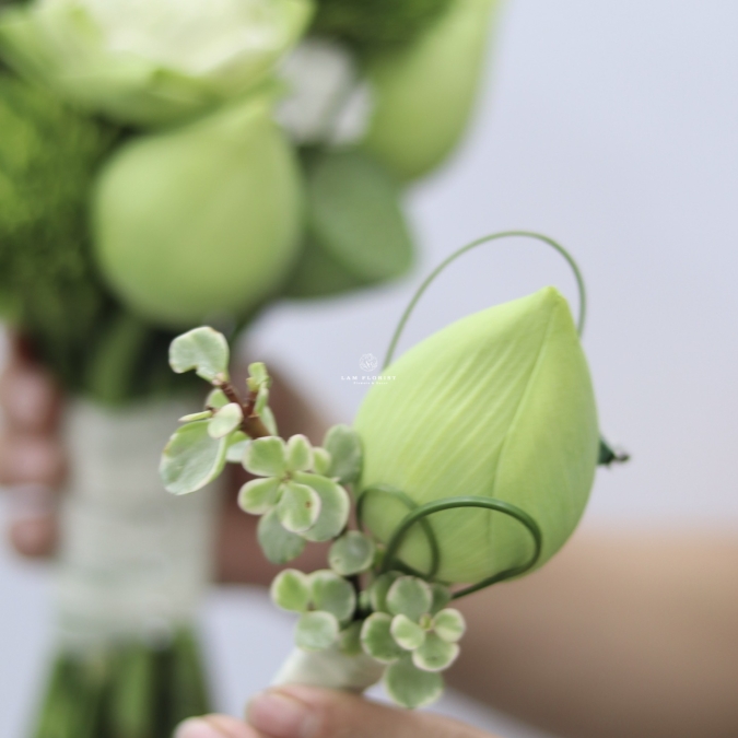 Bó Hoa Cầm Tay Sen Trắng